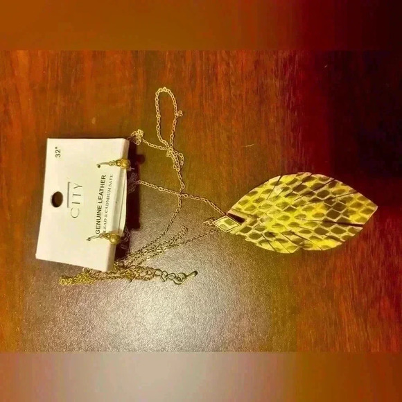 NWT City Genuine Leather Animal Print Pendant and Earring Set 32” length - Picture 3 of 7